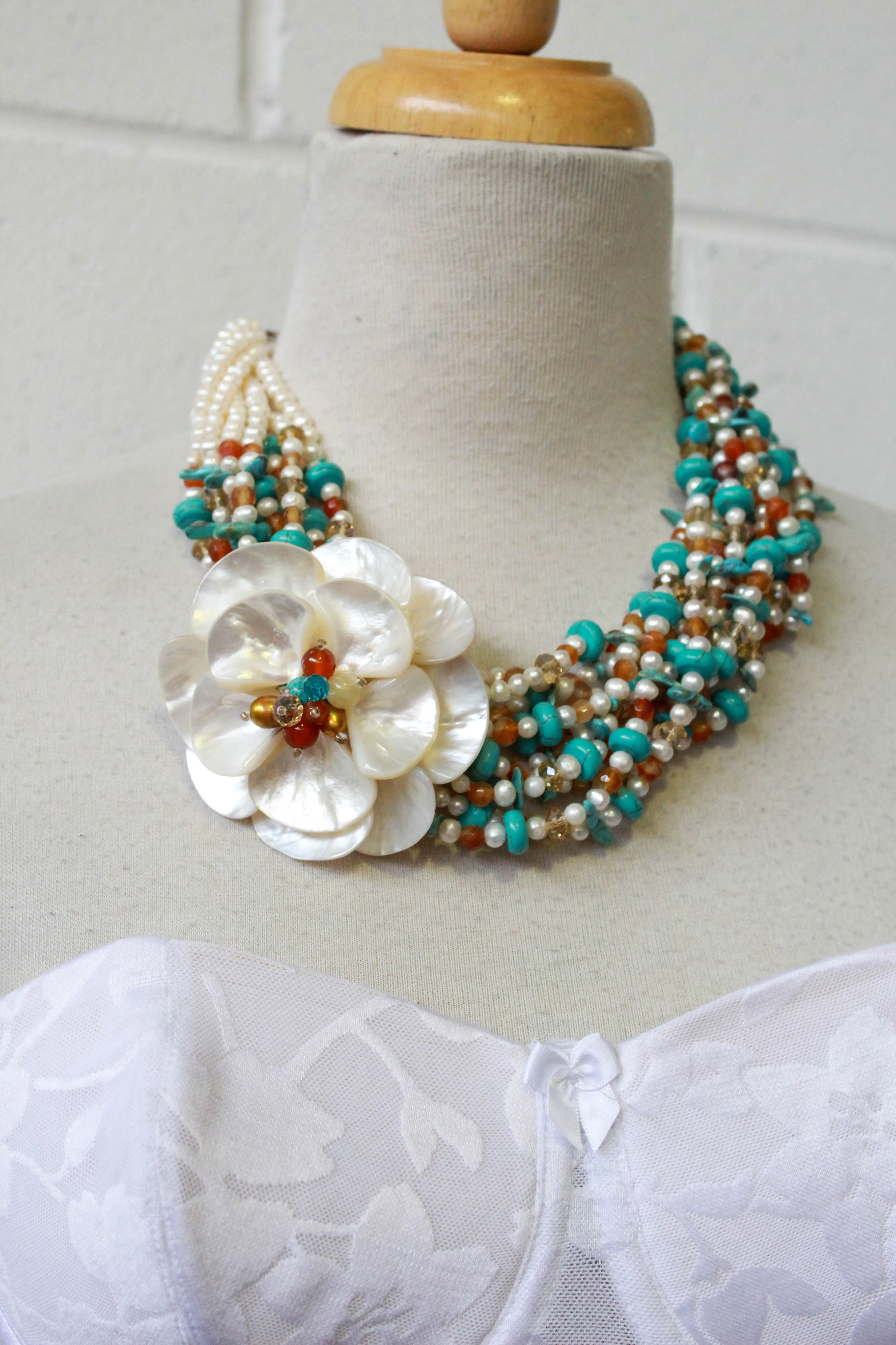 90s/y2k Shell Flower Statement Necklace, Turquoise and White