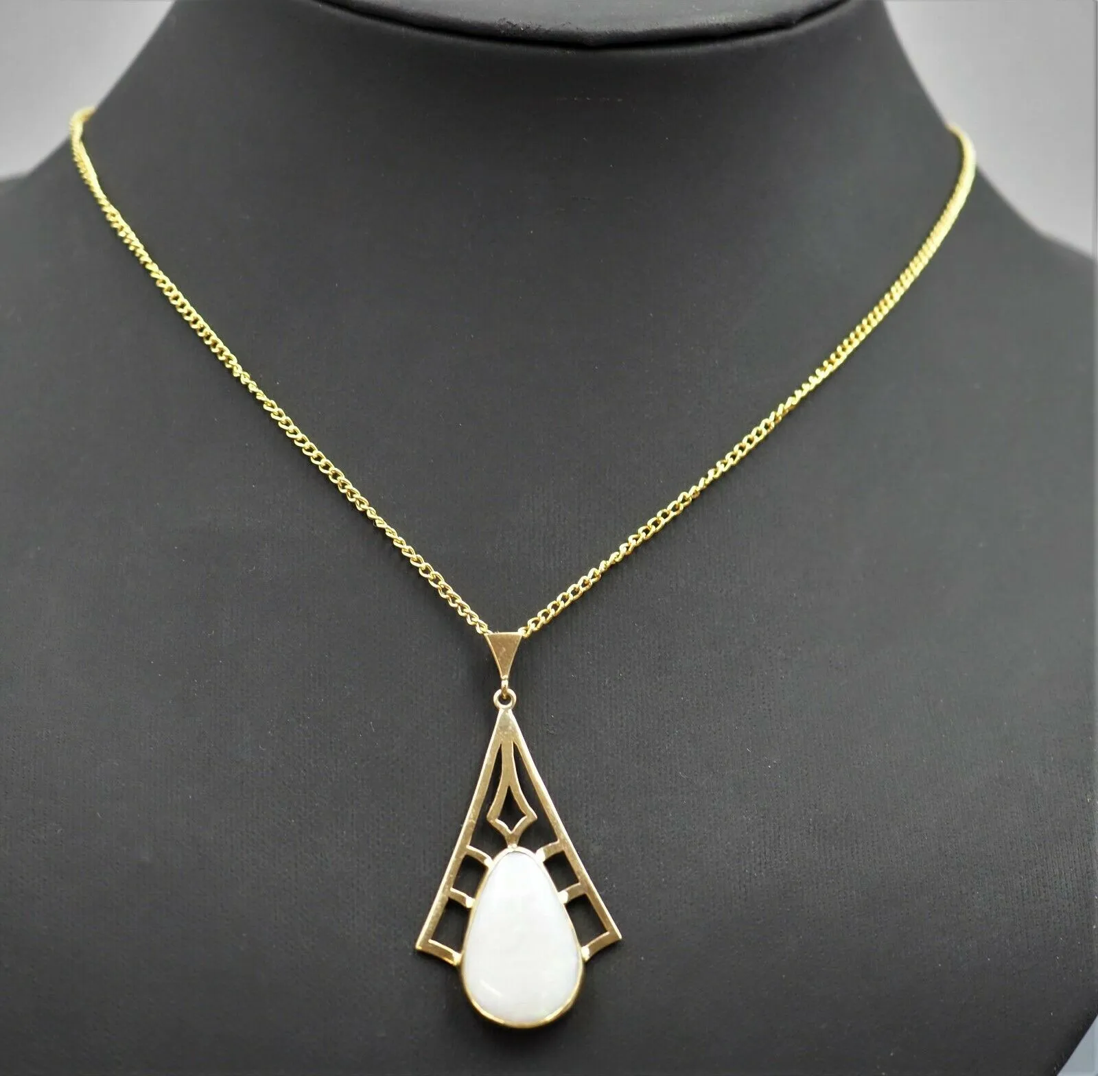 9ct Yellow Gold Opal Pendant